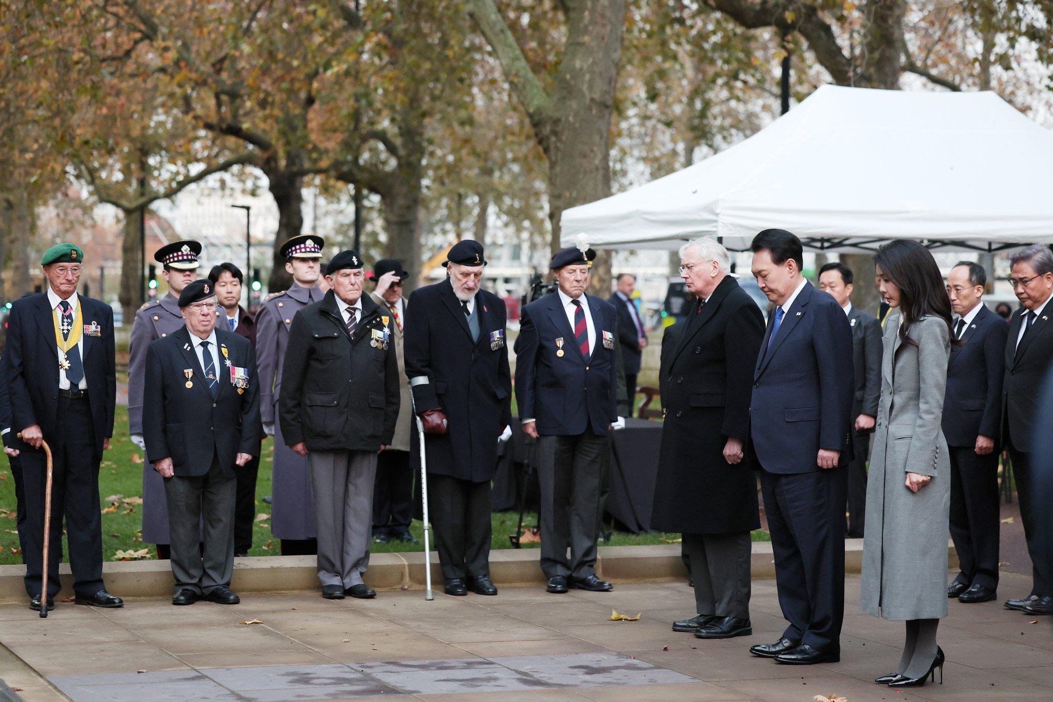 영국을 국빈 방문한 윤석열 대통령과 김건희 여사가 21일(현지시간) 런던 한국전 참전 기념비에서 참배하고 있다. 뉴시스