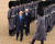영국을 국빈 방문한 윤석열 대통령이 21일(현지시간) 런던 호스가즈 광장에서 열린 공식환영식에서 찰스 3세 영국 국왕과 왕실 근위대를 사열하고 있다. 연합뉴스
