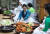 22일 서울 서초구 양재동 aT센터에서 열린 제4회 김치의 날 기념행사에서 관계자들이 김장 시연을 하고 있다. 연합뉴스