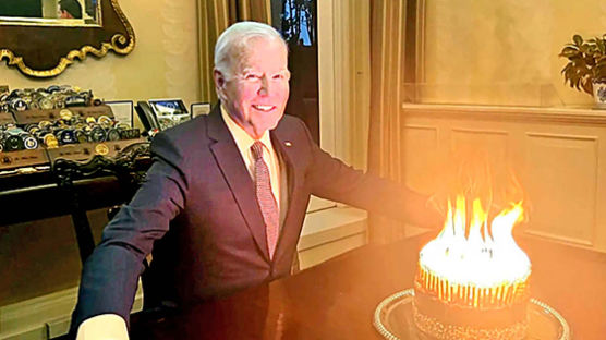 "146번째 생일이라고?"…활활 타는 바이든 케이크에 깜짝