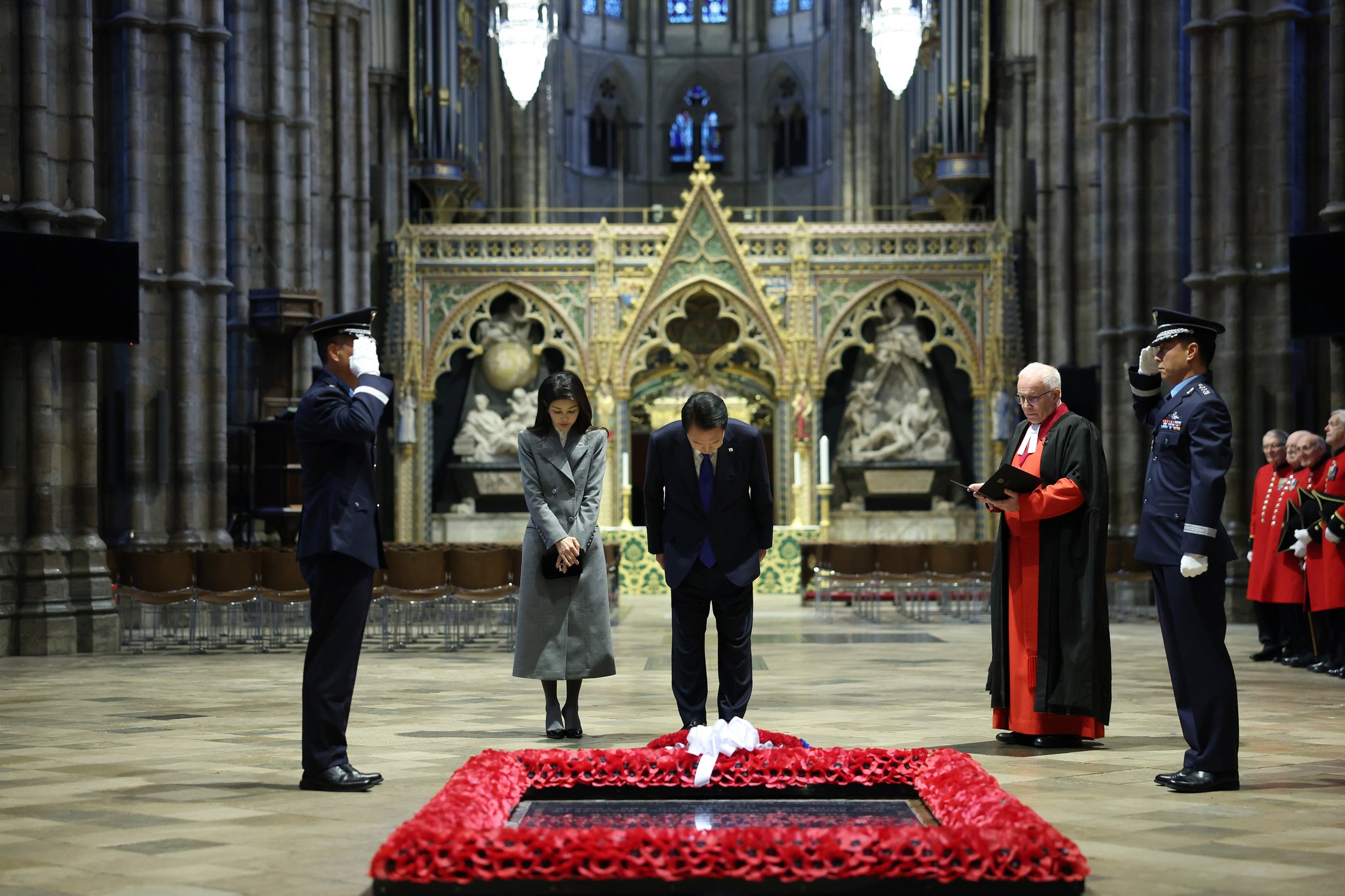 윤석열 대통령과 김건희 여사가 21일(현지시간) 런던 웨스트민스터 사원의 무명 용사의 묘를 참배하고 있다. 뉴시스