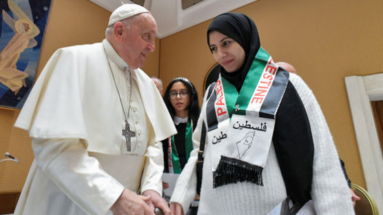 [사진] 팔레스타인 위로하는 교황