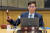 이창용 한국은행 총재가 지난달 19일 서울 중구 한국은행에서 열린 금융통화위원회에서 의사봉을 두드리고 있다. 뉴스1