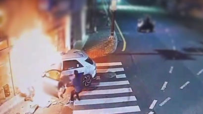 순식간 불붙은 아이오닉5 택시…시민이 뛰어들어 기사 구했다