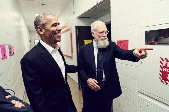 데이비드 레터맨과 버락 오바마 전 대통령. 넷플릭스 시리즈에 출연한 장면이다. [출처 및 저작권 데이비드 레터맨 페이스북 페이지, 넷플릭스]