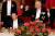 찰스 3세 영국 국왕이 21일(현지시간) 영국을 국빈 방문 중인 윤석열 대통령과 런던 버킹엄궁에서 열린 국빈 만찬에서 건배사를 하고 있다. AFP=연합뉴스