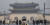 수도권과 중부지방을 중심으로 미세먼지 농도가 '나쁨' 수준을 보인 23일 서울 종로구 광화문광장에서 마스크를 쓴 시민들이 이동하고 있다. 뉴시스