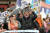 지난 9월 하비에르 밀레이(가운데) '전진하는 자유' 대선 후보가 여동생 카리나(왼쪽)와 함께 전기톱을 들고 유세하고 있다. AFP=연합뉴스