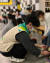  자립 청년 김민혁(가명)씨가 지난 8일 경북 구미시의 한 롤러스케이트장에서 진행된 직장 내 봉사활동에 참여하고 있다. (사진=초록우산 제공)