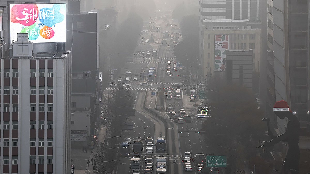 수도권과 중부지방을 중심으로 미세먼지 농도가 '나쁨' 수준을 보인 23일 서울도심이 뿌옇게 보이고 있다. 뉴시스