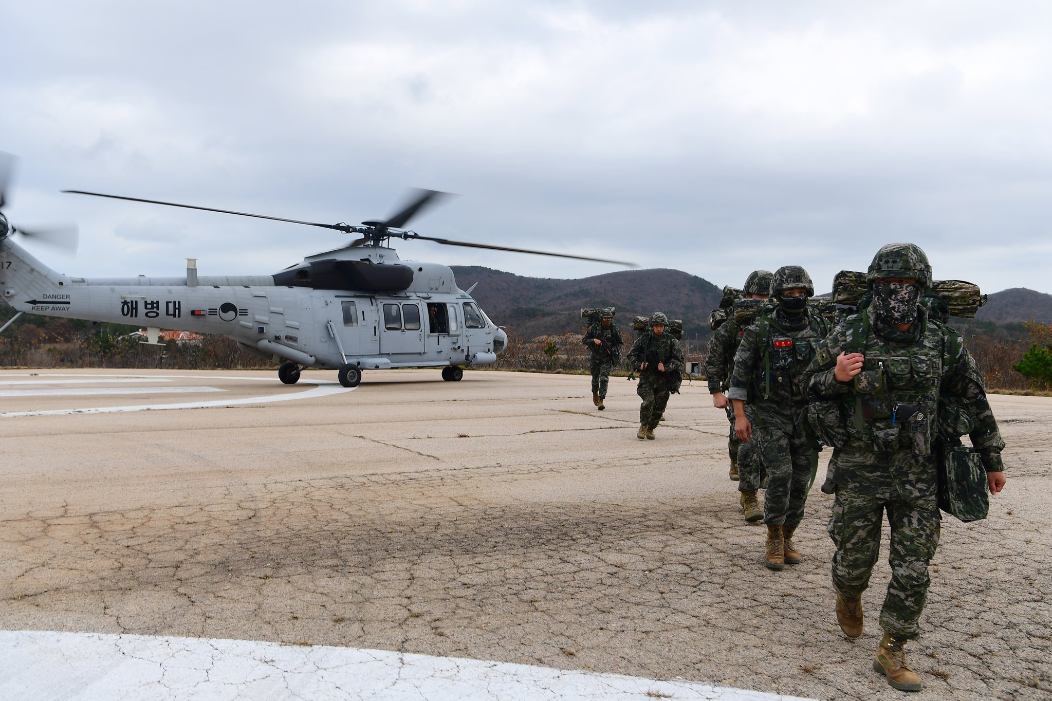 서북도서 증원을 위해 포항에서 MUH-1(마린온)을 타고 온 해병대 신속기동부대원들이 기동하고 있다. 사진 해병대사령부