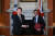 영국을 국빈 방문 중인 윤석열 대통령이 지난 22일(현지시간) 런던 다우닝가 10번지 총리 관저에서 열린 한·영 정상회담에서 리시 수낵 총리와 ‘다우닝가 합의’에 서명한 뒤 악수하고 있다. [연합뉴스]