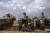 이스라엘 군인들이 지난 20일 가자지구 국경을 따라 장갑차를 배치하고 있다. AP=연합뉴스