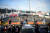 전쟁을 반대하는 시위대가 지난 16일(현지시간) 미국 샌프란시스코-오클랜드를 연결하는 베이 브리지에서 이스라엘과 하마스 간 휴전을 주장하는 시위를 벌이고 있다. 로이터=연합뉴스