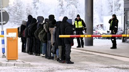 '러 난민' 돌연 수십배 폭증…국경 잠근 핀란드, 이 전략에 떤다 [세계 한잔]