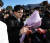 한동훈 법무부 장관이 24일 오후 울산시 울주군 울산과학기술원(UNIST)에서 지지자로부터 꽃다발을 받고 있다. 연합뉴스