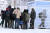 핀란드 국경수비대가 북부 살라 국경 검문소에 도착한 이민자들의 서류를 확인하고 있다. 로이터=연합뉴스