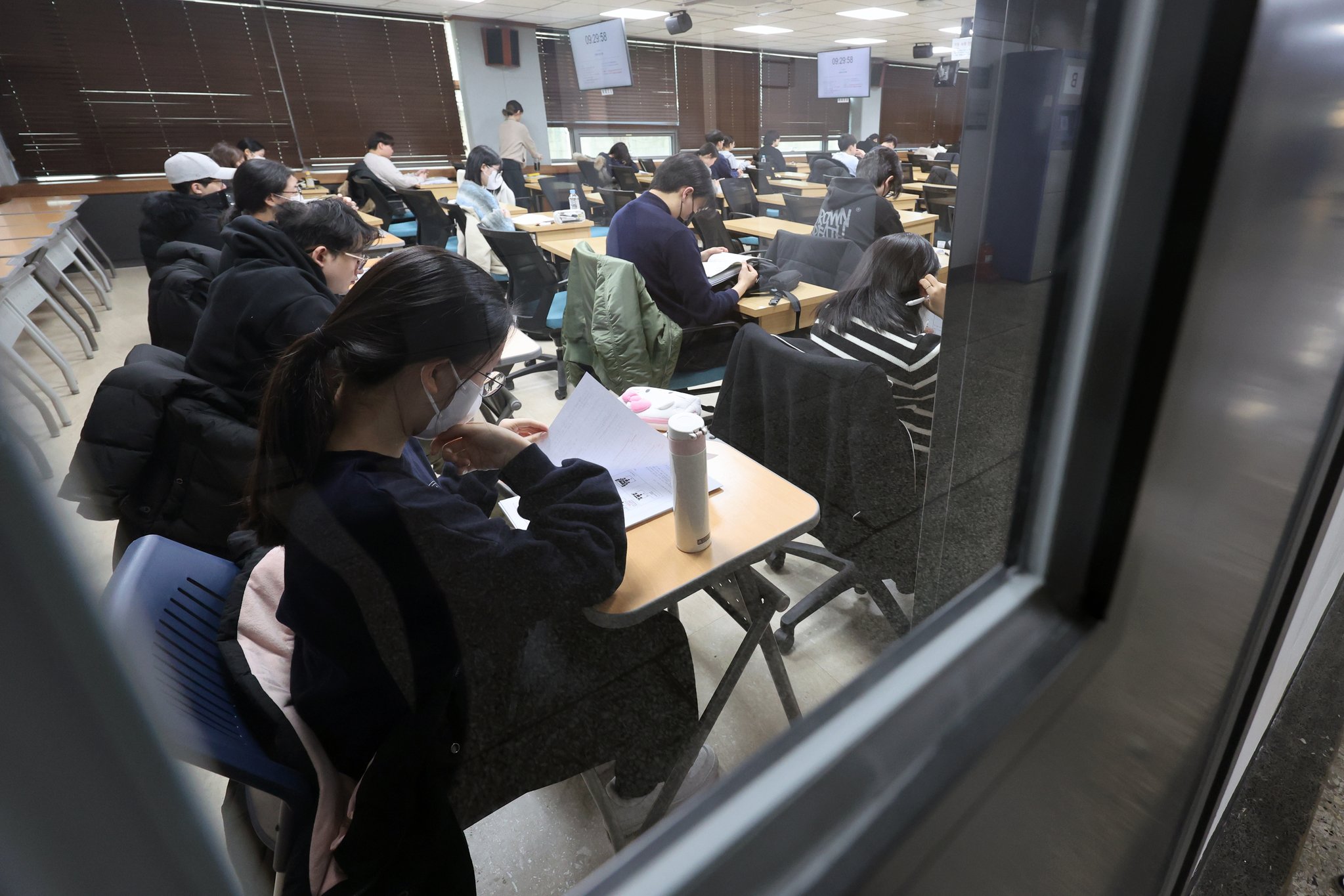 26일 오전 서울 동대문구 한국외국어대학교에서 수험생들이 2024학년도 수시모집 논술고사 시작을 기다리고 있다. 뉴시스