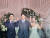지난 3월 오지환에게 결혼식 사회를 부탁한 LG 팬 김남현씨 부부와 오지환(가운데) 사진 LG 트윈스