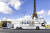 LG가 운영하는 부산 엑스포 유치 홍보 버스가 프랑스 파리의 주요 명소들을 순회하는 모습. 사진 LG전자