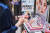 신세계백화점 뷰티 편집 매장에서 한 소비자가 PB 브랜드인 시코르 제품을 테스트하고 있다. 사진 신세계