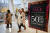 지난 24일(현지시간) 미국 뉴욕의 한 상점에 블랙프라이데이를 알리는 광고판이 붙어 있다. 로이터=연합뉴스
