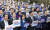 이재명 대표 등이 23일 열린 의원총회에서 노조법. 방송3법 공포를 촉구하고 있다. 강정현 기자