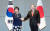 박진 외교부 장관이 26일 부산에서 열린 한일 외교장관 회담에서 가미카와 요코 일본 외무상과 악수를 나누는 모습. 공동취재단