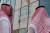 사우디 전통 의상을 입은 사람들이 지난 6월 19일 프랑스 파리에서 열린 리야드의 2030엑스포 유치를 홍보하기 위한 연회에 입장하고 있다. AFP=연합뉴스