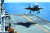 지난 22018년 3월 23일 일본 최남단 오키나와 앞바다에 뜬 USS 와스프 수륙양용항공모함에서 록히드마틴 F-35B 스텔스 전투기가 수직 착륙을 준비하고 있다. 로이터=엽합뉴스 
