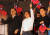 26일 허우유이(오른쪽 두번째) 국민당 후보가 타이난 경선본부 성립식에서 청천백일기를 흔들고 있다. 중앙통신사