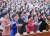 지난달 23일 베이징 인민대회당에서 개막한 제13차 전국부녀자연합회 전국대표자대회 개막식에 참석한 여성들이 기립 박수를 치고 있다. 신화=연합뉴스