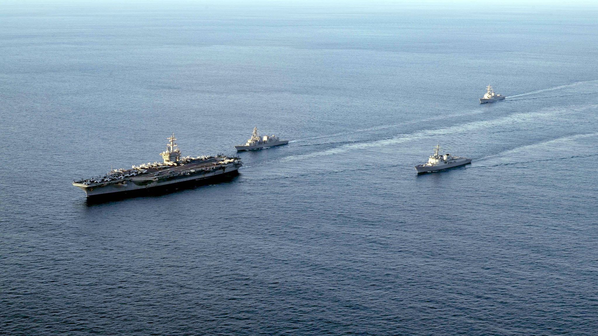 왼쪽부터 미 해군 항공모함 칼빈슨함, 일본 해상자위대 구축함 키리사메함, 한국 해군 이지스구축함 세종대왕함, 미 해군 이지스구축함 키드함. 사진 미 해군