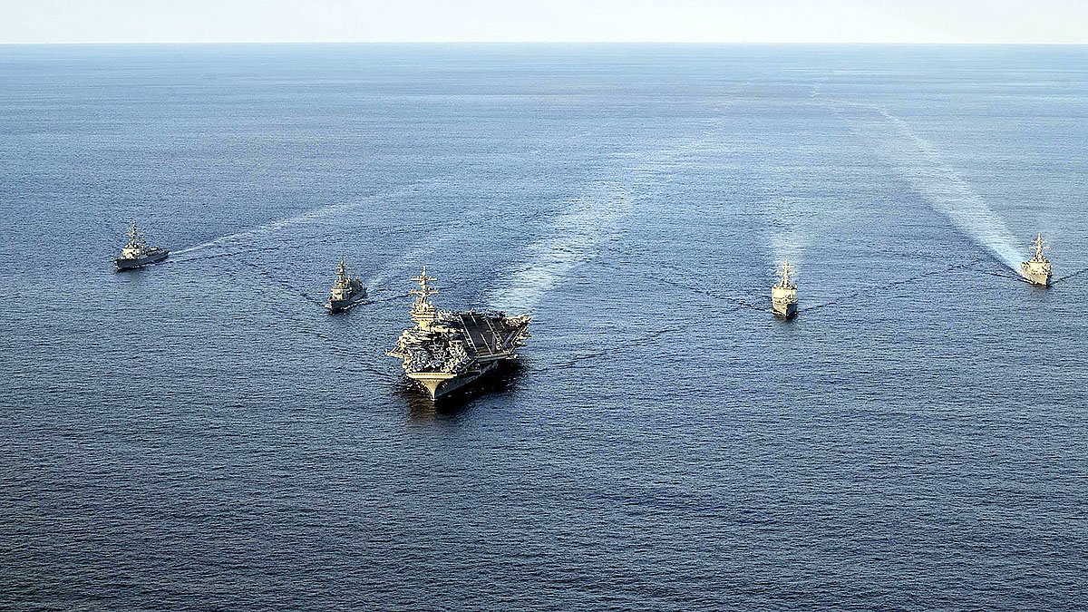 왼쪽부터 미 해군 이지스구축함 키드함, 일본 해상자위대 구축함 키리사메함, 미해군 항공모함 칼빈슨함, 한국 해군 이지스구축함 세종대왕함, 미 해군 이지스구축함 스터릿함. 사진 미 해군
