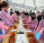 지난 23일 일본 도쿄 신주쿠에서 열린 ‘김치의 날’ 행사에서 일본 시민들이 김치 담그기 체험을 하고 있다. 김현예 특파원