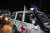 하마스로부터 풀려난 인질들을 태운 적십자 차량. AFP=연합뉴스