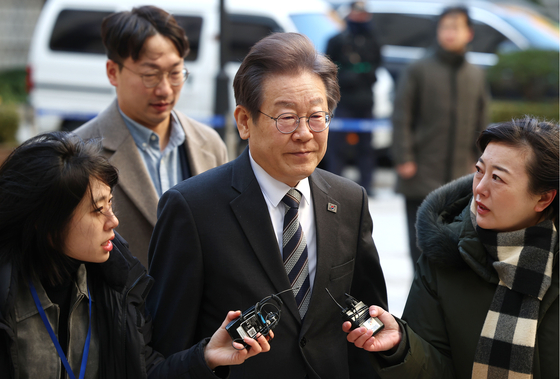 이재명 주 2~3회 재판행, 김용 선고 임박…"총선 앞 당무 되겠나"