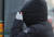 영하권 초겨울 추위가 찾아온 28일 오전 서울 광화문 네거리에서 두터운 옷차림의 한 시민이 발걸음을 옮기고 있다. 뉴스1