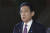 기시다 후미오 일본 총리가 지난 21일 총리관저 앞에서 취재진의 질문에 답하고 있다. AP=연합뉴스