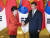 2014년 11월 10일 APEC 정상회의 참석차 중국을 방문중인 박근혜 대통령이 중국 베이징 인민대회당에서 시진핑 중국 국가주석과 반갑게 악수하고 있다. 중앙포토