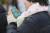 아침 최저기온이 영하로 떨어진 29일 서울 청계광장에서 한 시민이 핫팩을 손에 쥔 채 출근하고 있다. 뉴스1