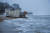 27일(현지시간) 크림반도 예브파토리야 해안에 덮친 폭풍으로 해변의 한 건물이 훼손됐다. 로이터=연합뉴스