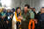 28일(현지시간) 구조된 인부(왼쪽)와 인사하는 푸슈카르 싱 다미 우타라칸드 주총리. AP=연합뉴스