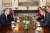 영국의 제1야당인 노동당의 당수 키어 스타머(왼쪽)와 미초타키스 총리(오른쪽)가 27일(현지시간) 만난 모습. AFP=연합뉴스