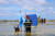 투발루 섬의 사이먼 코페 장관이 2021년 11월 제26차 유엔기후변화협약 당사국총회(COP26)에서 양복과 넥타이를 착용하고 바다와 물 속에서 연설하는 영상을 공개했다. 투발루는 지구 온난화로 인한 해수면 상승으로 인해 앞으로 수십 년 동안 사라질 위기에 처해 있다. 사진 X(옛 트위터) 캡처