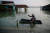 지난 6월 인도네시아의 데막 팀불슬로코 마을 모습. 인도네시아에서 가장 빠르게 바다로 가라앉는 이 지역민이 바닷물에 잠긴 자신의 잡 마당에서 보트를 타고 낚시하는 모습. AFP=연합뉴스