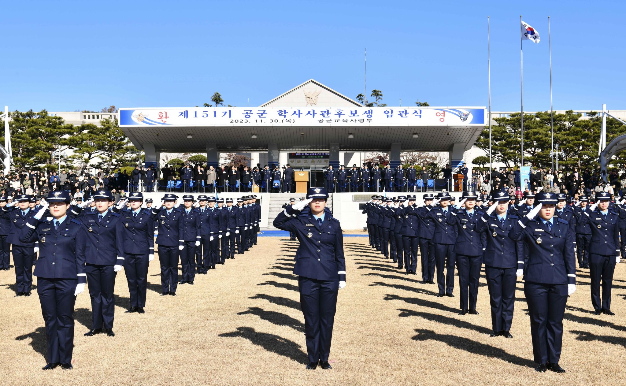 30일 공군교육사령부에서 열린 제151기 학사사관후보생 임관식에서 신임 장교들이 국기에 대한 경례를 하고 있다. 사진 공군