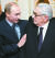  블라디미르 푸틴 러시아 대통령(왼쪽)이 2007년 모스크바 외곽에서 열린 미러 회담에서 헨리 키신저 전 미국 국무장관을 맞이하고 있다. AP=연합뉴스