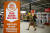 지난 9월 프랑스 파리 근교의 한 슈퍼마켓에 ‘물가 잡기 도전, 신제품 가격 인하’라는 광고 문구가 적혀 있는 모습. 로이터=연합뉴스