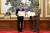 2018년 9월 19일 송영무 당시 국방부 장관과 노광철 북한 인민무력상이 군사합의문에 서명 한 뒤 교환하고 있다. [평양사진공동취재단]